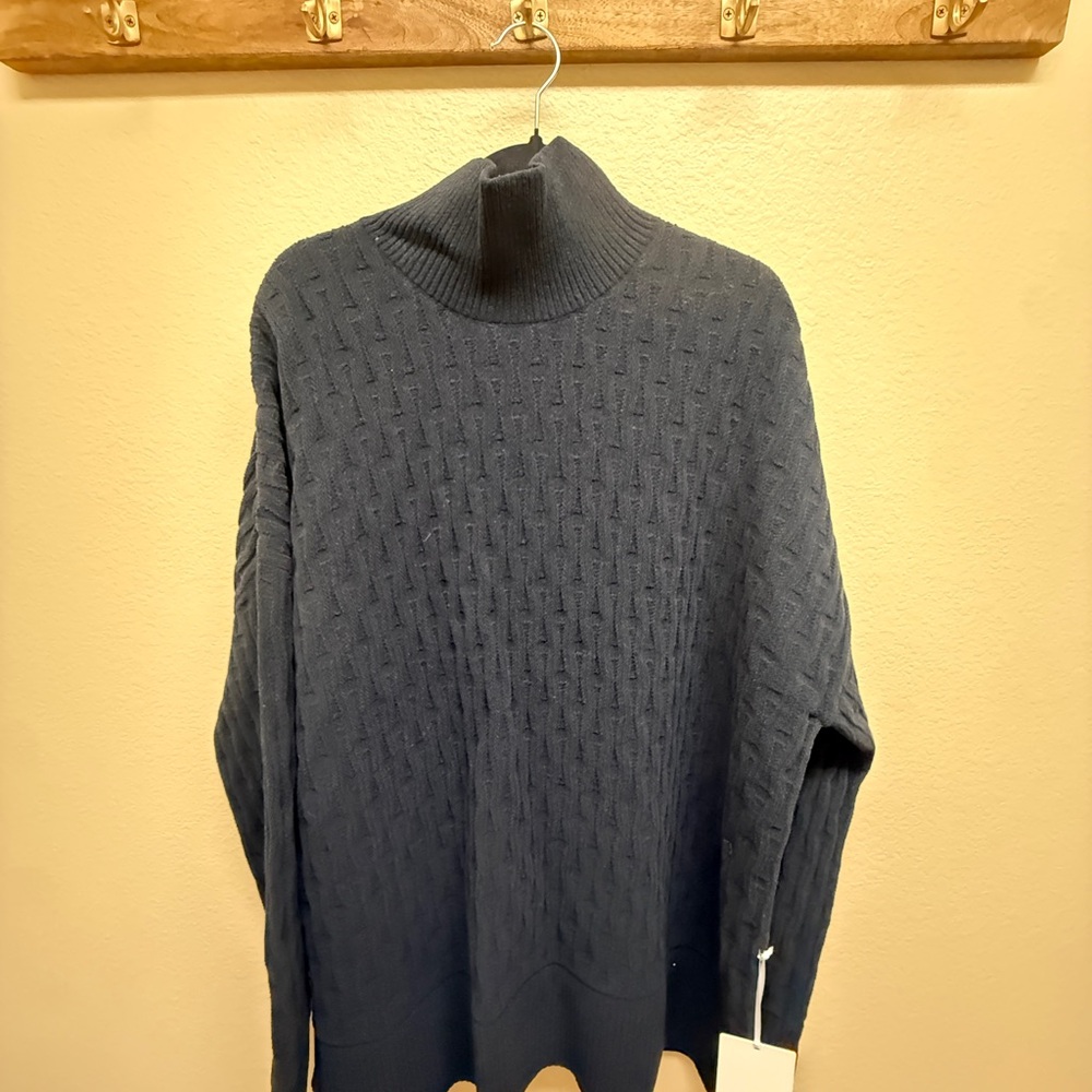 Women’s lululemon cable-knit relaxed fit black sweater